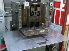 20tプレス断裁機